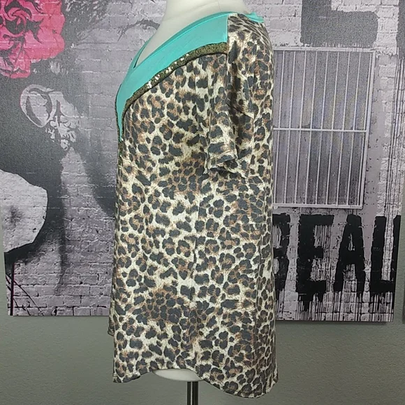 Heimish Sequin and Leopard Print V Neck Top Sz 1X - Picture 3 of 6